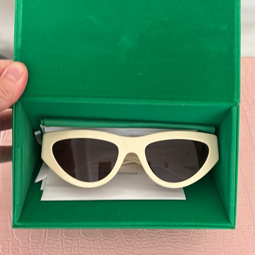 BOTTEGA VENETA ANGLE Classic BV1176S Ivory Bold Narrow Cat Sunglasses 1176 004